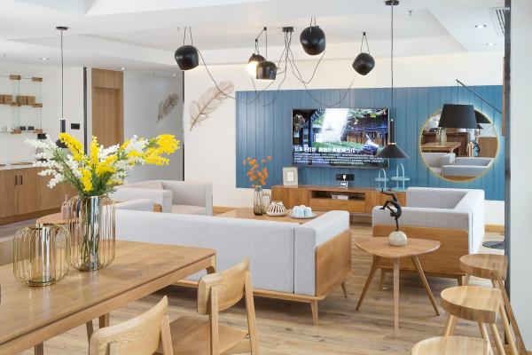 Откријте ја спокојството на плажата Шилаорен со сандаловото дрво Serenity Lodge